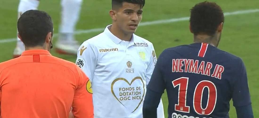 Youcef Atal formé à l'Académie JMG du Paradou lors du matc OGC vs PSG en discussion avec Naymar