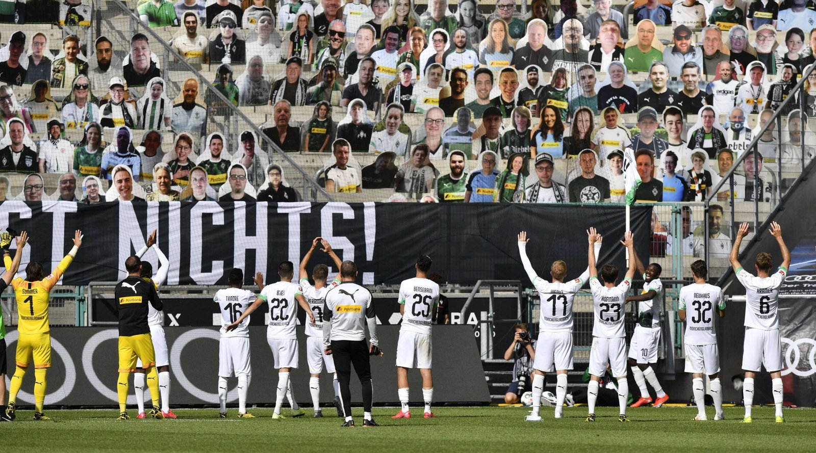 Photo-victoire-du-Borussia-avec-ramy-Bensebaini-de-jmg-football